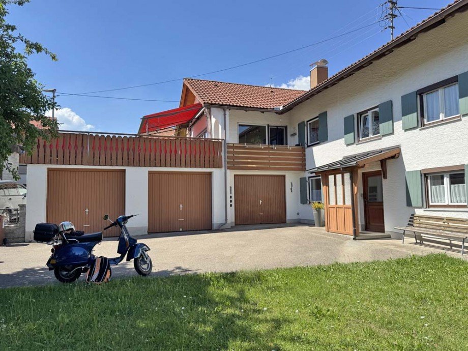 Hofansicht mit Haupteingang und Garagen Einfamilienhaus Oberg�nzburg